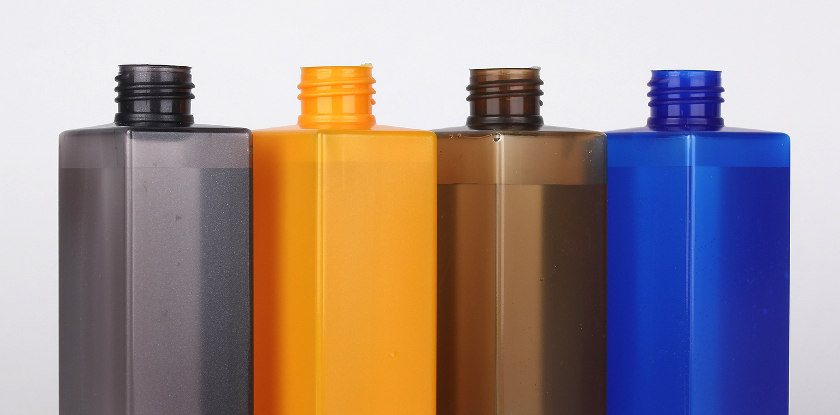 Флаконы QUADRO 200 ml из цветного полипропилена. Прозрачность позволяет увидеть уровень воды внутри. Флаконы – МЗПУ.